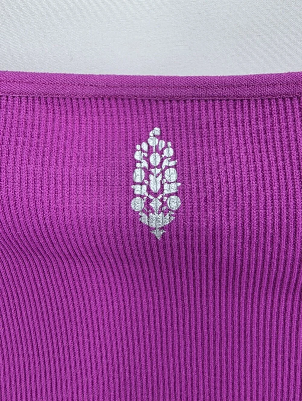 Free People Movement Cut It Out Top M/L Magenta Ribbed Crop Thumbhole USA - Picture 10 of 11